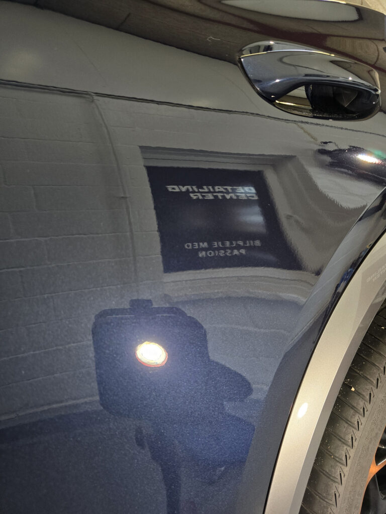 Efter polering – spejlblank finish og forbedret klarhed efter 2-trins bilpolering