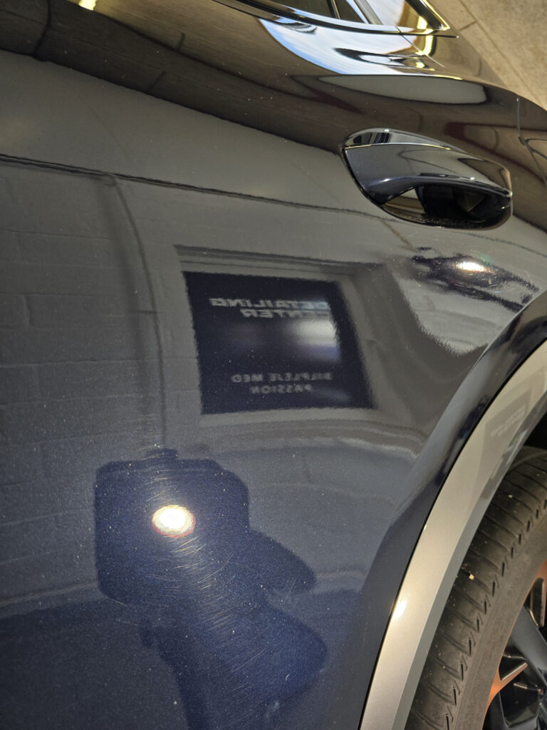 Før polering – vaskeridser og mat overflade på blå bil før 2-trins polering