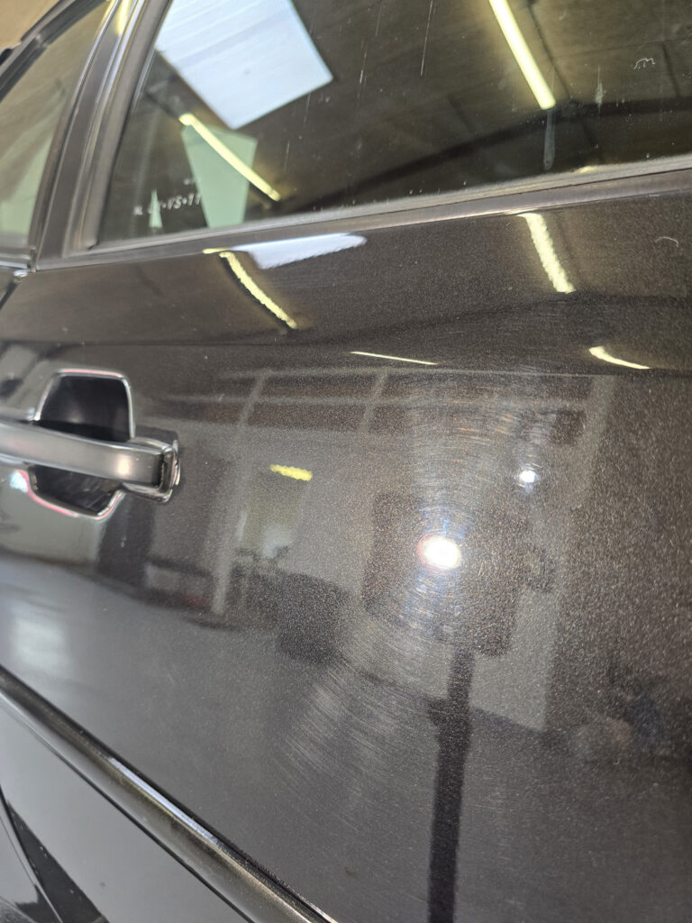 Før polering – klarlak med vaskeridser og swirls før professionel bilpolering hos Detailing Center